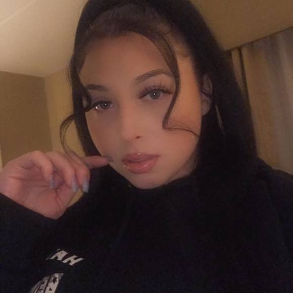 Profile Picture of Samantha Teneyck (@samantha10eyck) on Poshmark