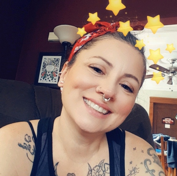 Profile Picture of Laura Torres (@lauralyle08) on Poshmark
