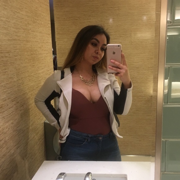 Profile Picture of Yessenia Gonzalez (@xoxo_yessi27) on Poshmark