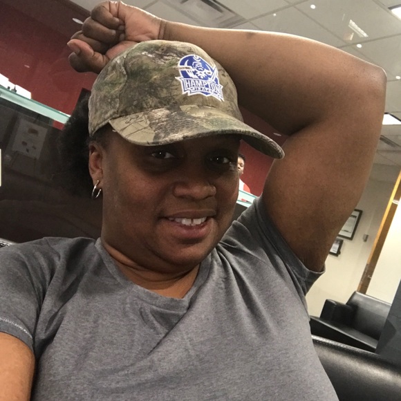 Profile Picture of Sandra Featherston (@sandra1234_) on Poshmark