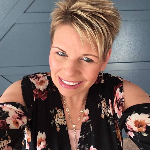 Profile Picture of Dawn Thomas timming (@gracedog1) on Poshmark