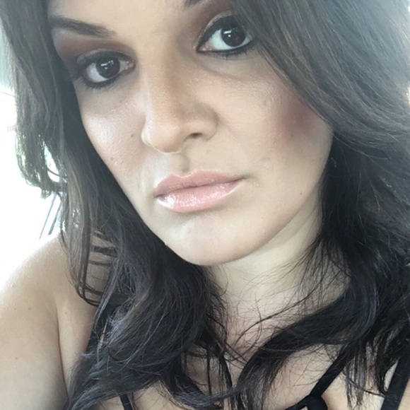Profile Picture of Daniela Resendes (@daniela061486) on Poshmark