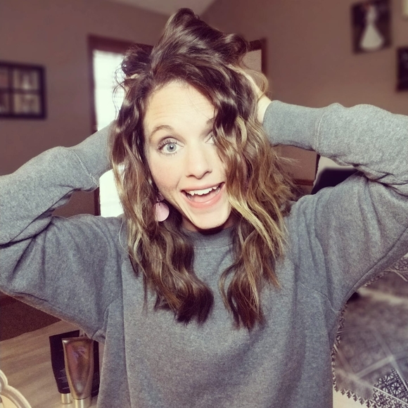 Profile Picture of Bethany Robideau (@bethanyrobideau) on Poshmark