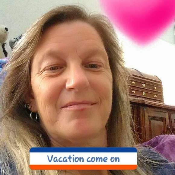 Profile Picture of Stephanie Cuthbert (@steaviec67) on Poshmark