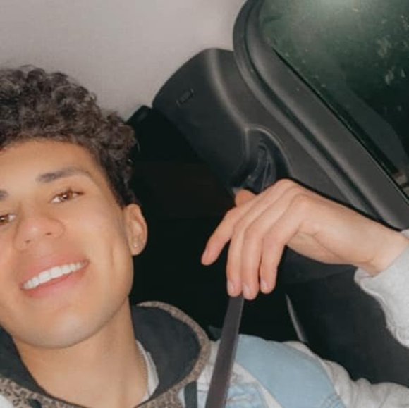 Profile Picture of Dakota Ceniceros (@dakotaflores3) on Poshmark