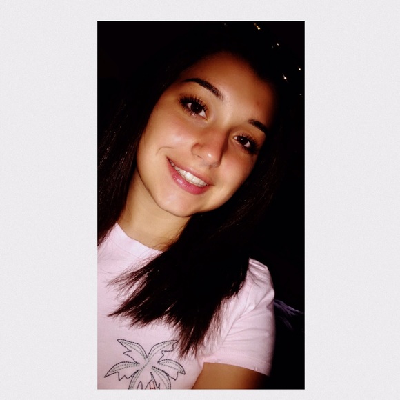 Profile Picture of Olivia Eckert (@oliviaeckert020) on Poshmark