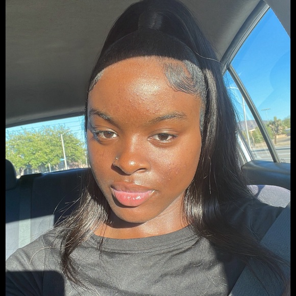 Profile Picture of Moe Moe (@kamoraak) on Poshmark
