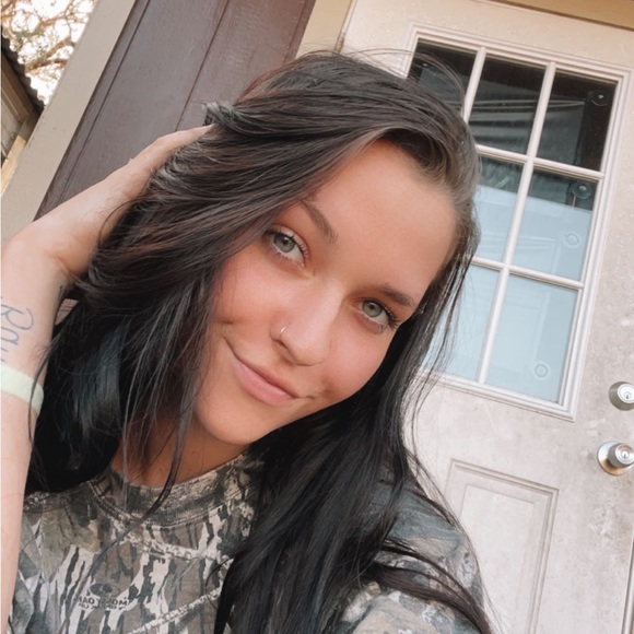 Profile Picture of Skye Mcleod (@rebel_babe) on Poshmark