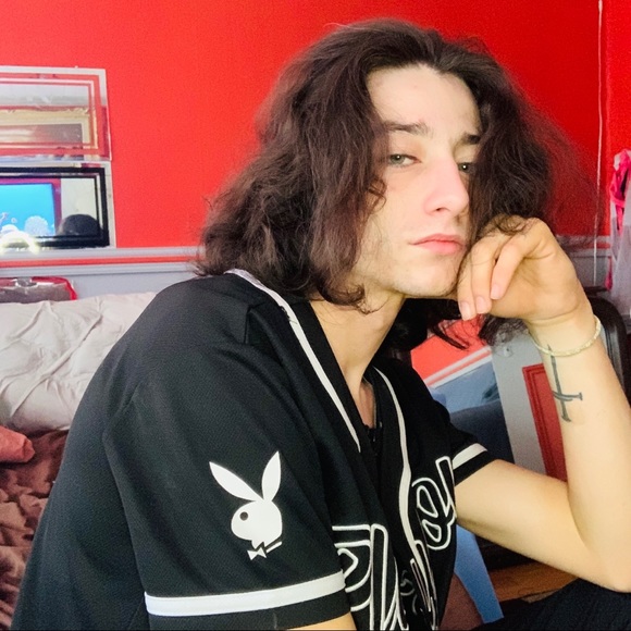 Profile Picture of Max Saindon (@maxnews11) on Poshmark