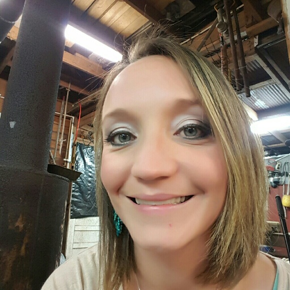 Profile Picture of Shawna Stringer (@smokeysam) on Poshmark