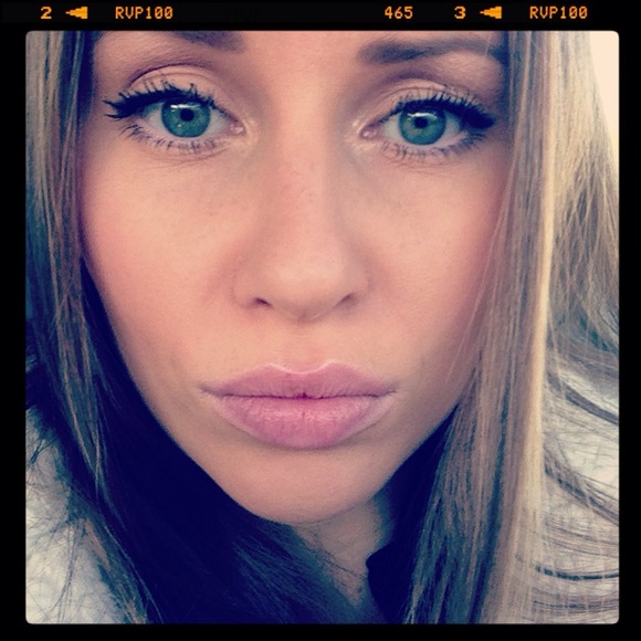 Profile Picture of Bibiana Svarna (@cokoladovabibi) on Poshmark