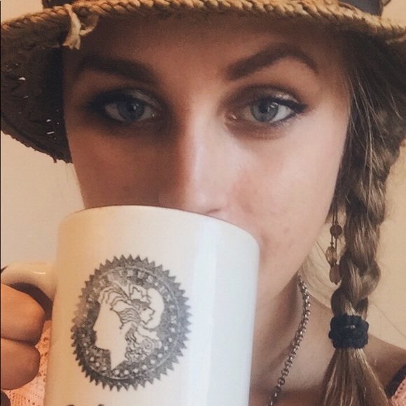 Profile Picture of Stephanie Crillo (@stephieseestars) on Poshmark