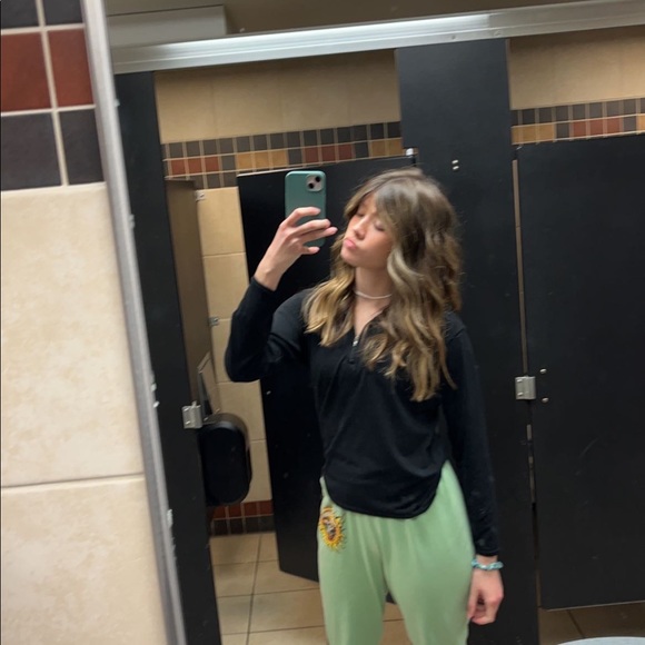 Profile Picture of Chloe Popanz (@menameisjoe) on Poshmark