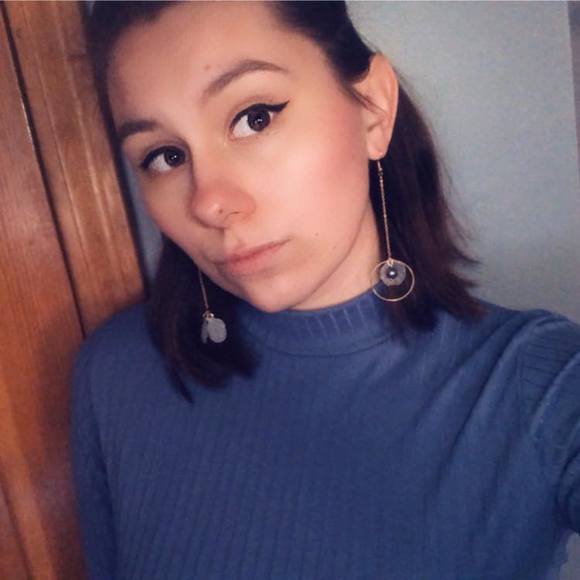 Profile Picture of Christine Crossen (@chriscross_13) on Poshmark