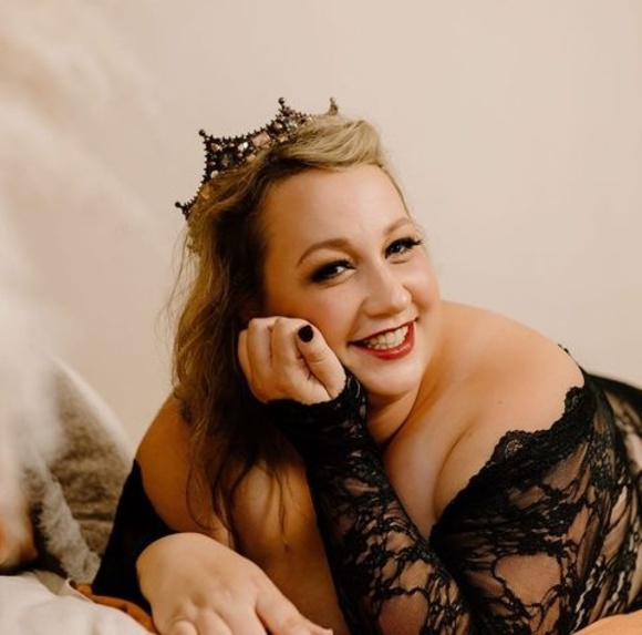 Profile Picture of Lindsay Keller (@lkeller8907) on Poshmark