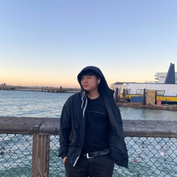 Profile Picture of Alex Alex (@alexalex564) on Poshmark