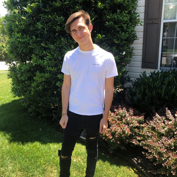 Profile Picture of Chris Hatfield (@chrishat9) on Poshmark