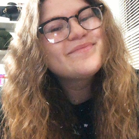 Profile Picture of Brooke Hinkle (@brookkee72) on Poshmark