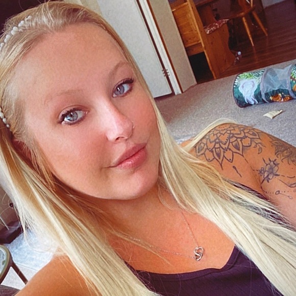 Profile Picture of Amber Vanderlinden (@amber_marr) on Poshmark