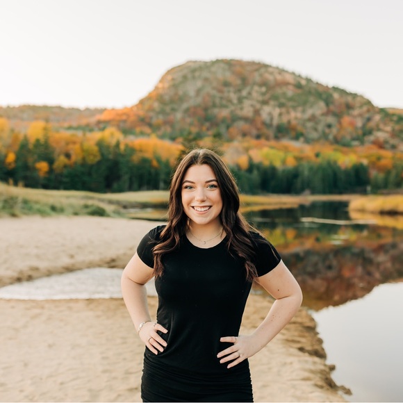 Profile Picture of Robin Faulkingham (@rfaulkingham) on Poshmark