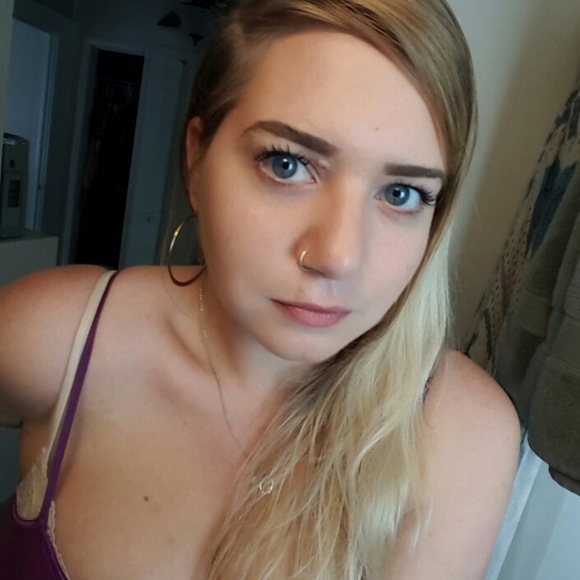 Profile Picture of Amy Varnum (@amyvarnum) on Poshmark