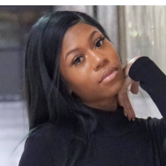 Profile Picture of Laronda Shaprea (@larondashaprea) on Poshmark