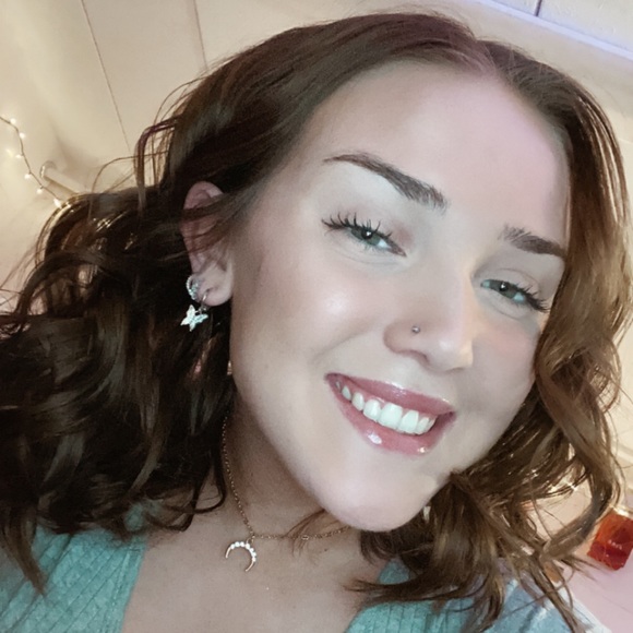 Profile Picture of Emily Bunzey (@emilybunzey) on Poshmark