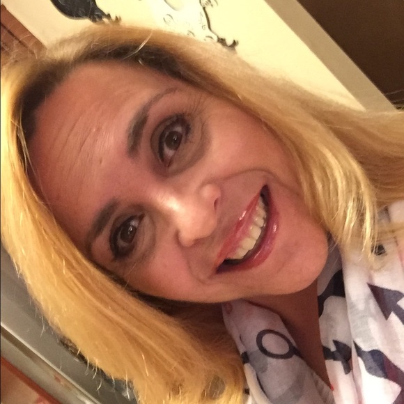 Profile Picture of Michelle Cammarano (@mcammarano) on Poshmark