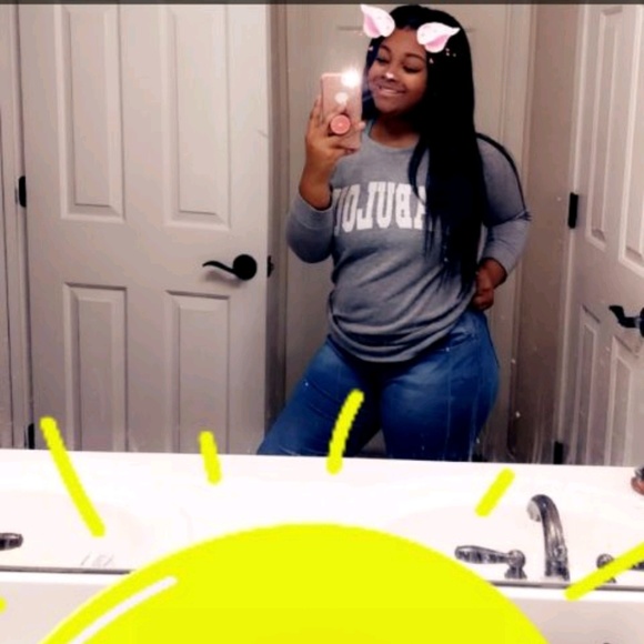 Profile Picture of Genesis Brown (@genbee22) on Poshmark