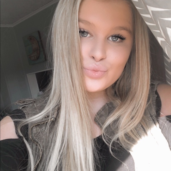 Profile Picture of Ella Barricklow (@ellaalouu) on Poshmark