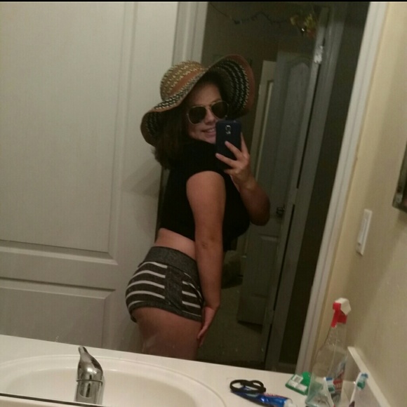 Profile Picture of Clarissa Acevedo (@clarissaacevedo) on Poshmark