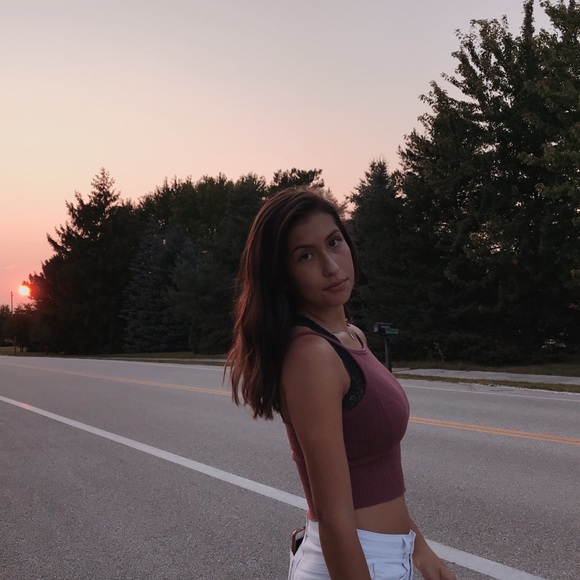 Profile Picture of Anya Rushmer (@anyarushmer) on Poshmark
