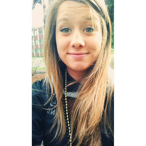 Profile Picture of Hannah Walling (@lil_dubbs) on Poshmark