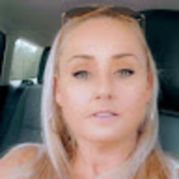 Profile Picture of Robin Levinson (@robin_levinson) on Poshmark