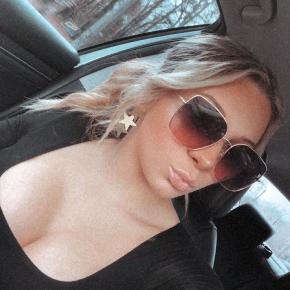 Profile Picture of Kelsey Mackey (@kelseyamackey) on Poshmark