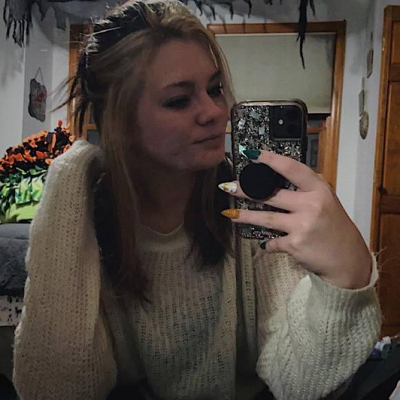 Profile Picture of Ashley Gresham (@ashmash2015) on Poshmark