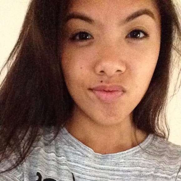 Profile Picture of Cindy Ho (@cinacoolios) on Poshmark