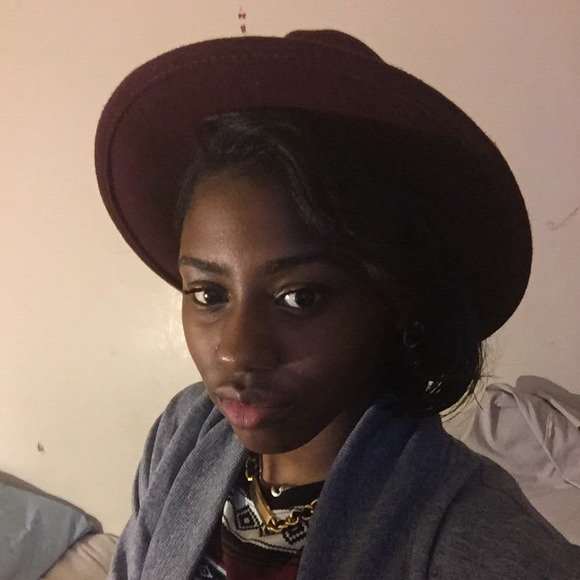 Profile Picture of April Tillies (@aprilt123) on Poshmark