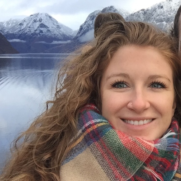 Profile Picture of Molly Orth (@mollysmiless) on Poshmark