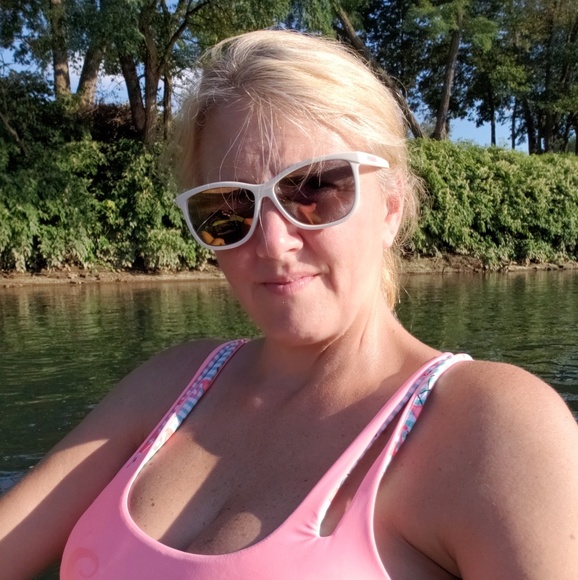 Profile Picture of Allyson Benemann (@fourgroovykids) on Poshmark