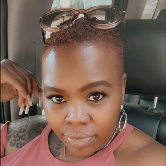 Profile Picture of Simone Greer (@ssimone925) on Poshmark