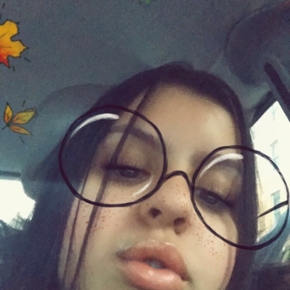 Profile Picture of Jullie Marcal (@batman_xcx) on Poshmark