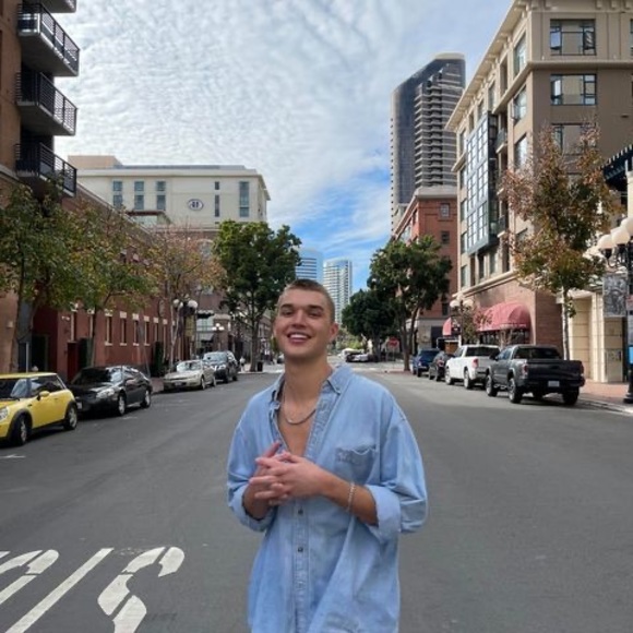 Profile Picture of Daniel Larsen (@thedantlarsen) on Poshmark