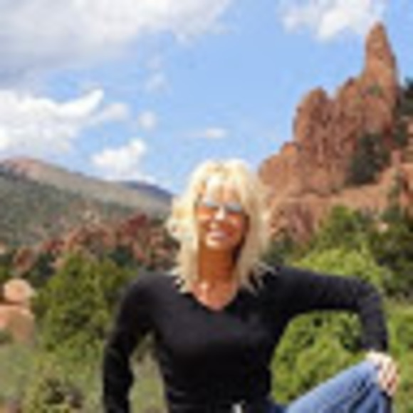 Profile Picture of Lori Bentley (@lbentley0415) on Poshmark