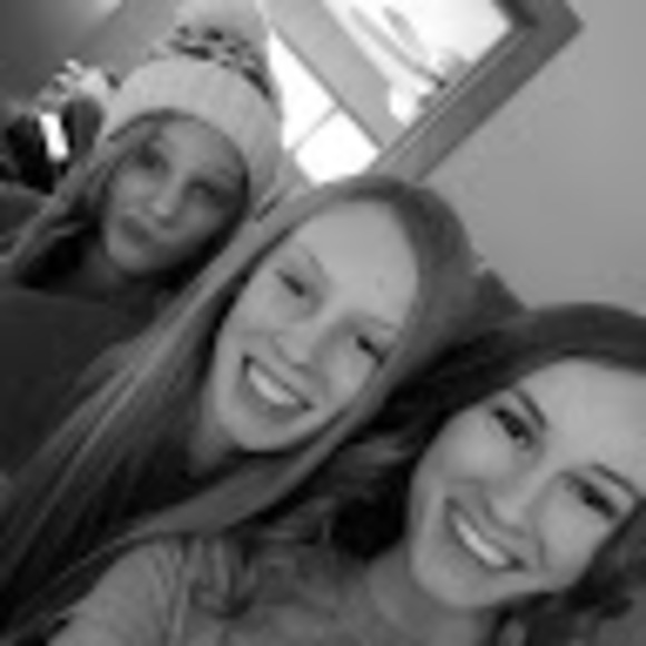 Profile Picture of Courtney Melohn (@courtneymelohn) on Poshmark