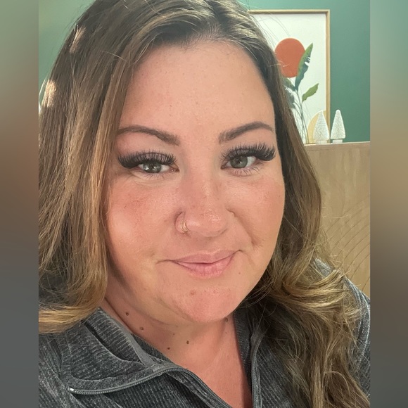 Profile Picture of Amber Hight (@amber_hight) on Poshmark