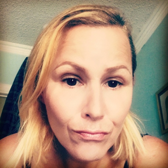 Profile Picture of Candence Martinez (@candence_m) on Poshmark