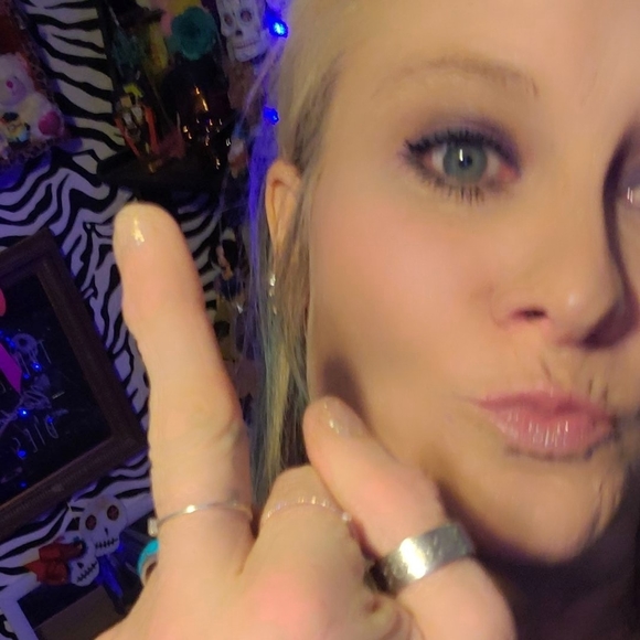 Shellie Shellie - Poshmark Profile Picture of Shellie Shellie (@shellzmd) on Poshmark