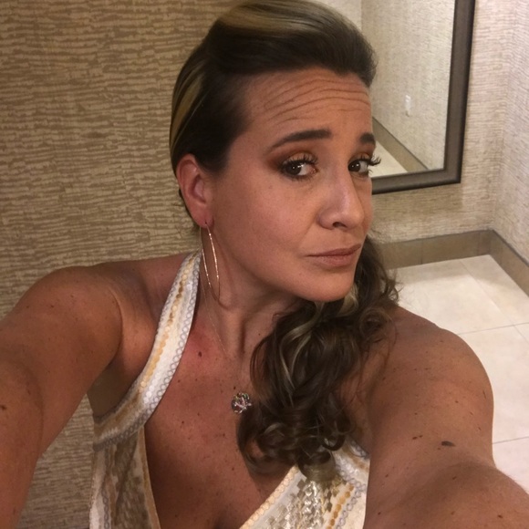 Profile Picture of Lauren Swensen (@lkswen17) on Poshmark