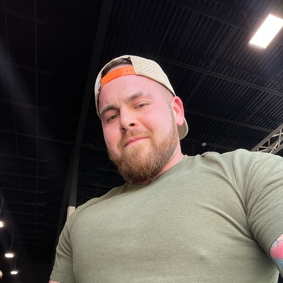 Profile Picture of Aaron Robbins (@aaronr423) on Poshmark